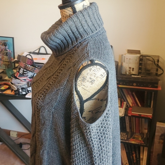 American Eagle Outfitters cold shoulder sweater - Picture 4 of 16